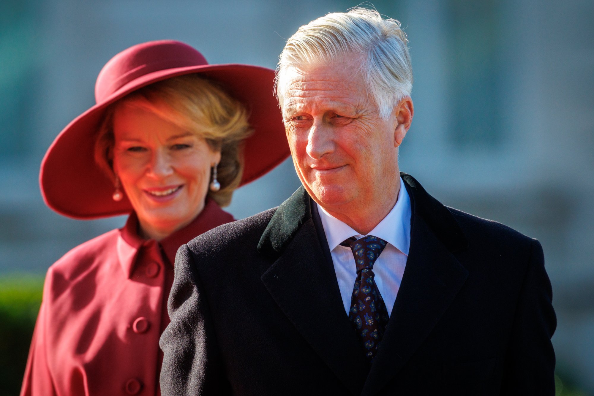 Koning Filip en koningin Mathilde praten met jonge leerkrachten uit buitengewoon onderwijs