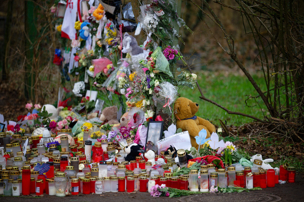 Bloemen bij de plek waar de 14-jarige jongen werd doodgestoken.