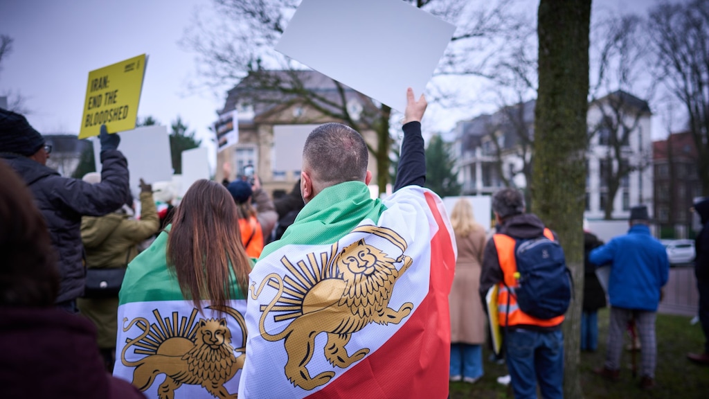 Image for the article: Politie haalt accounts offline na doxing van mensen uit Iraanse gemeenschap