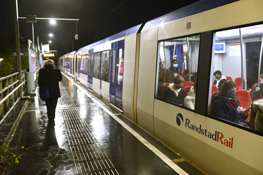 Problemen stroomnet in Den Haag: minder metro's en treinen