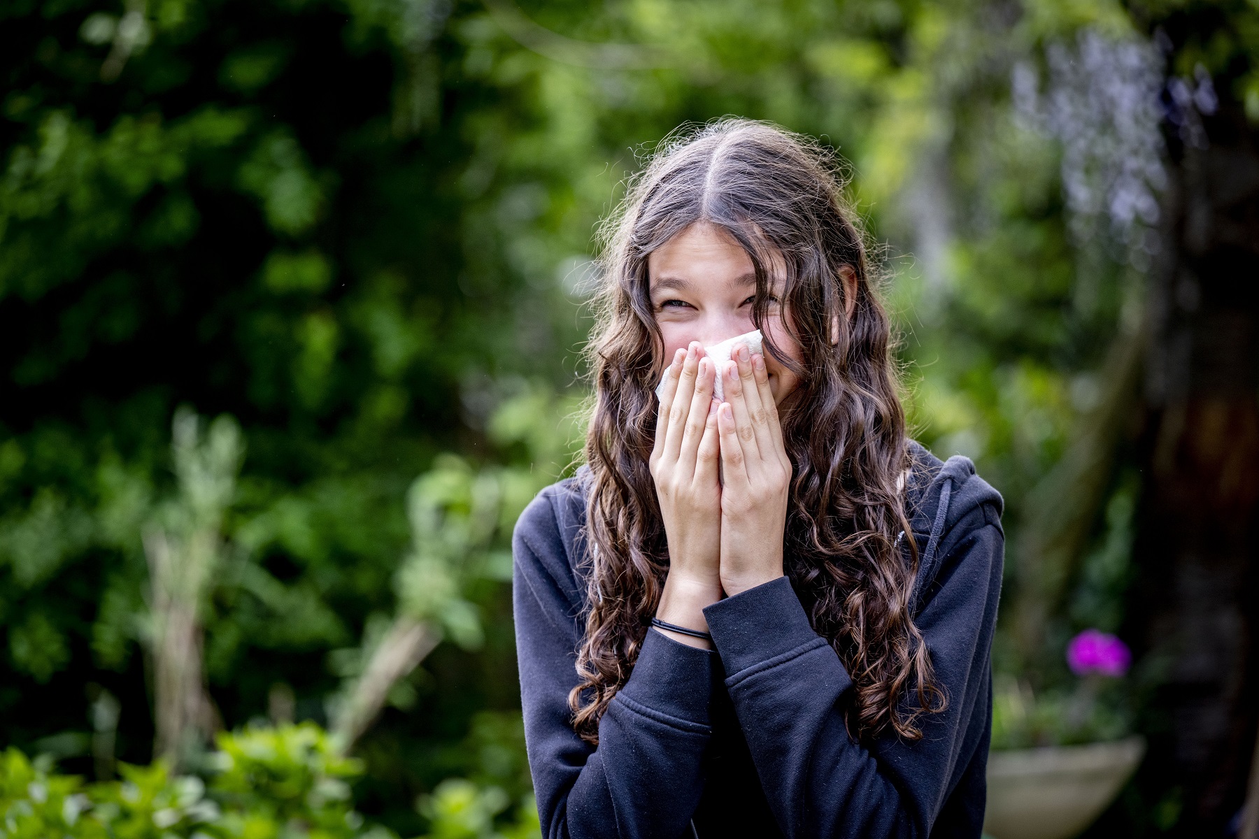 Overal niezende mensen: veel hooikoortsklachten door lekker weer