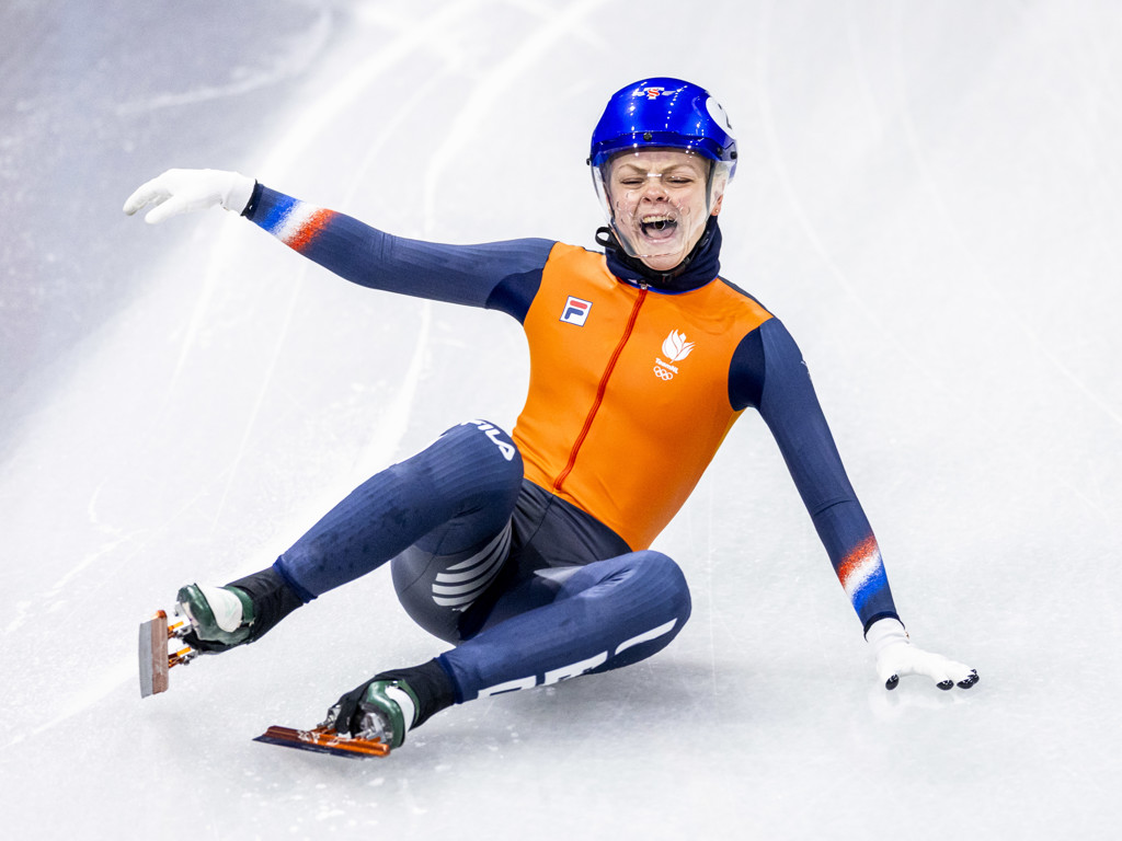 Deceptie bij shorttrackers op mixed relay: Xandra Velzeboer valt