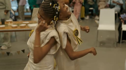 Artsen gaven nog geen 5 jaar: Siamese tweeling (24) viert feest in JZHMH