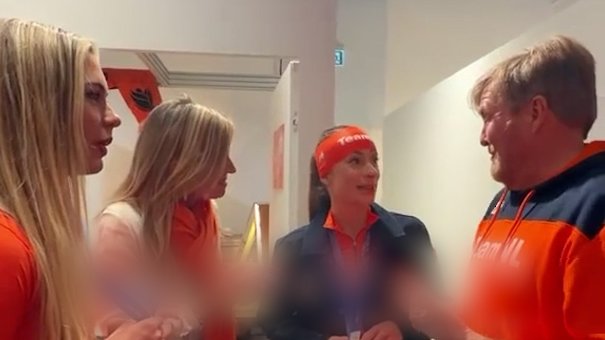 Koning babbelt met Jutta en Femke en roemt vrouwensport