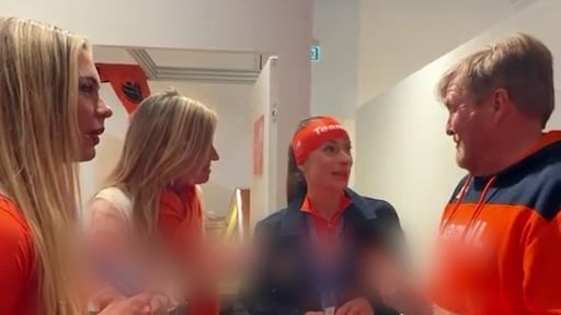 Koning babbelt met Jutta en Femke en roemt vrouwensport