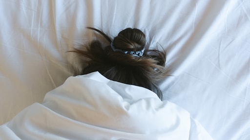 Waarom je beter niet met een knot in kunt slapen