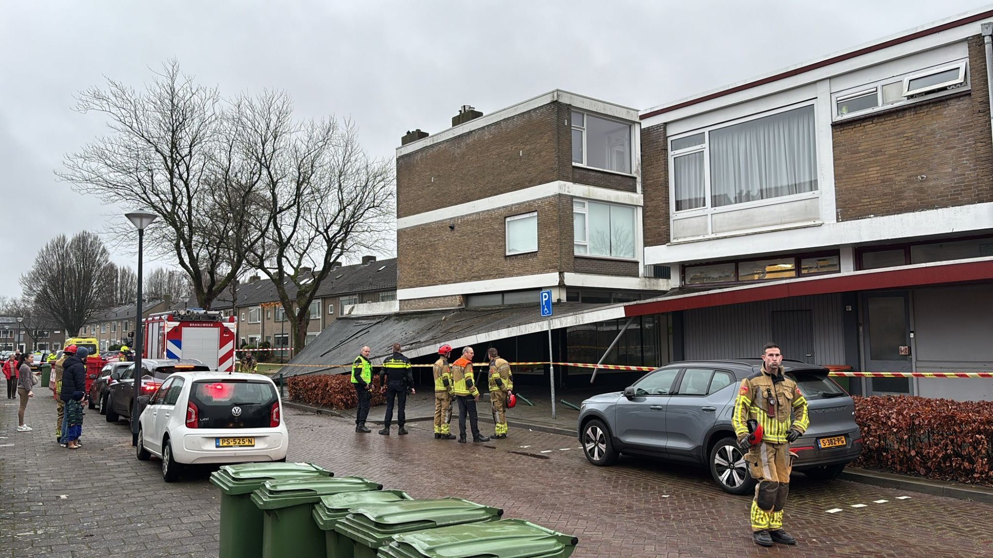 Automobilist richt ravage aan in Breda, compleet afdak ingestort