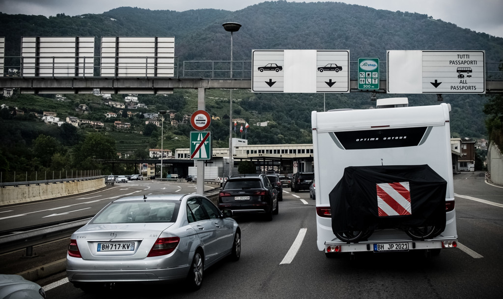 Incluso si Suiza no forma parte de la UE, puedes viajar allí libremente. A veces hay controles fronterizos aleatorios.