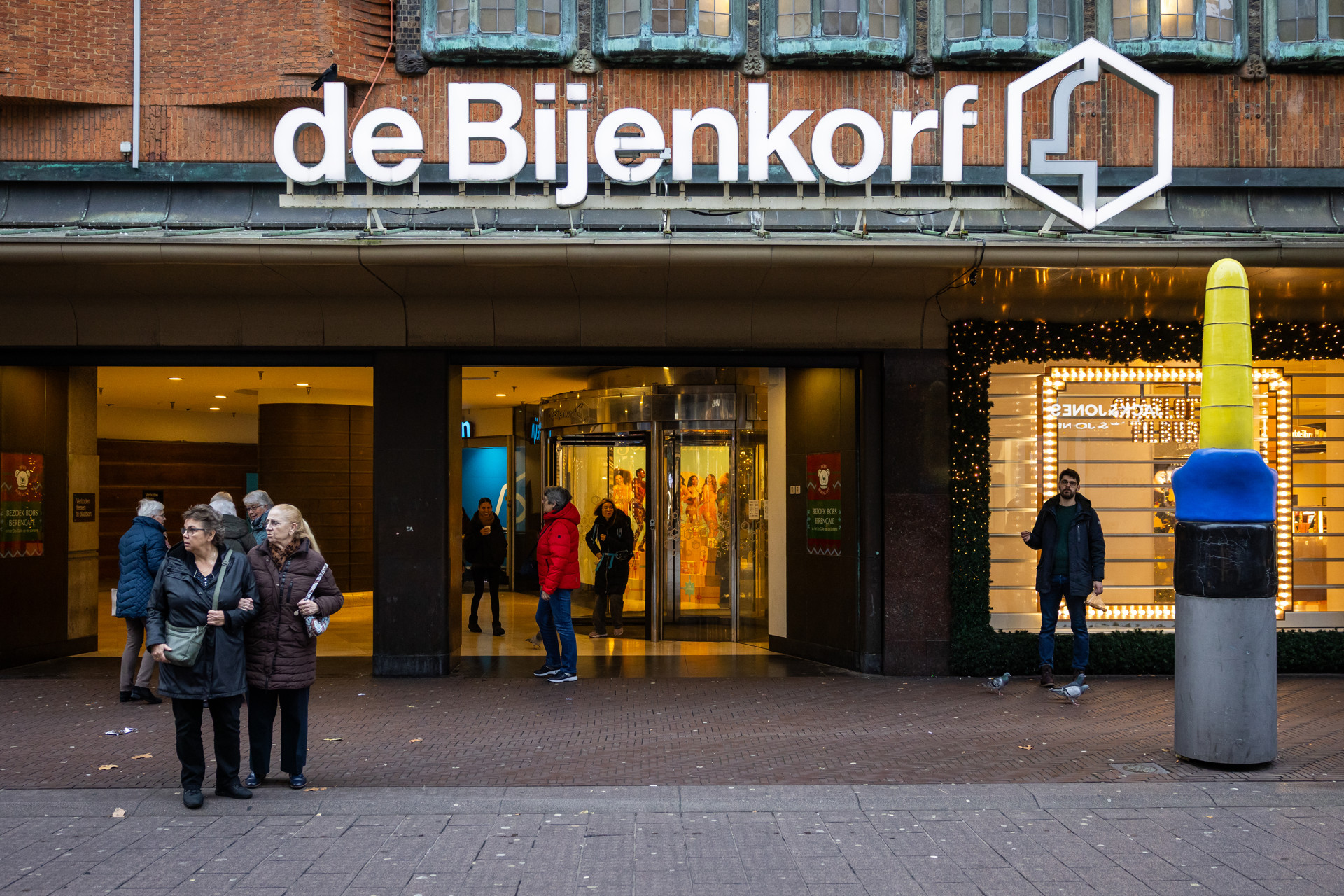 Bijenkorf en HEMA in centrum Den Haag ontruimd na gaslek