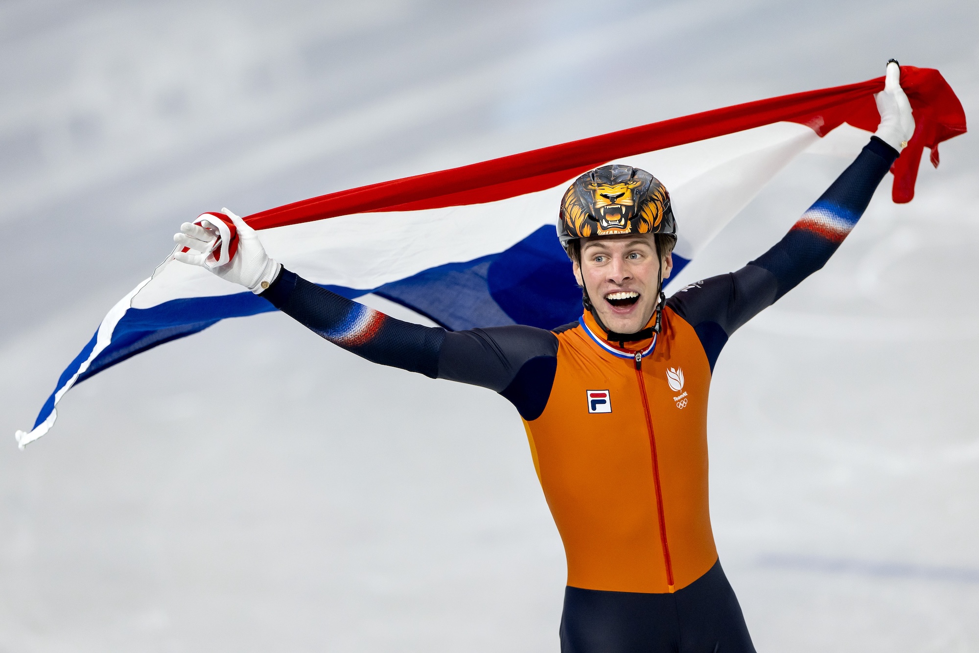Jens van 't Wout in tranen na olympisch goud op de 1000 meter shorttrack: 'Besef het nog niet'