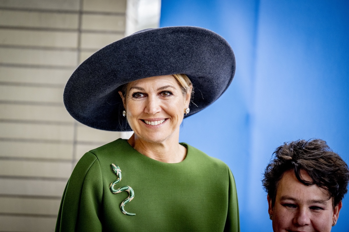 Koningin Máxima schittert in okergele jurk voor Koningsdag in Dokkum