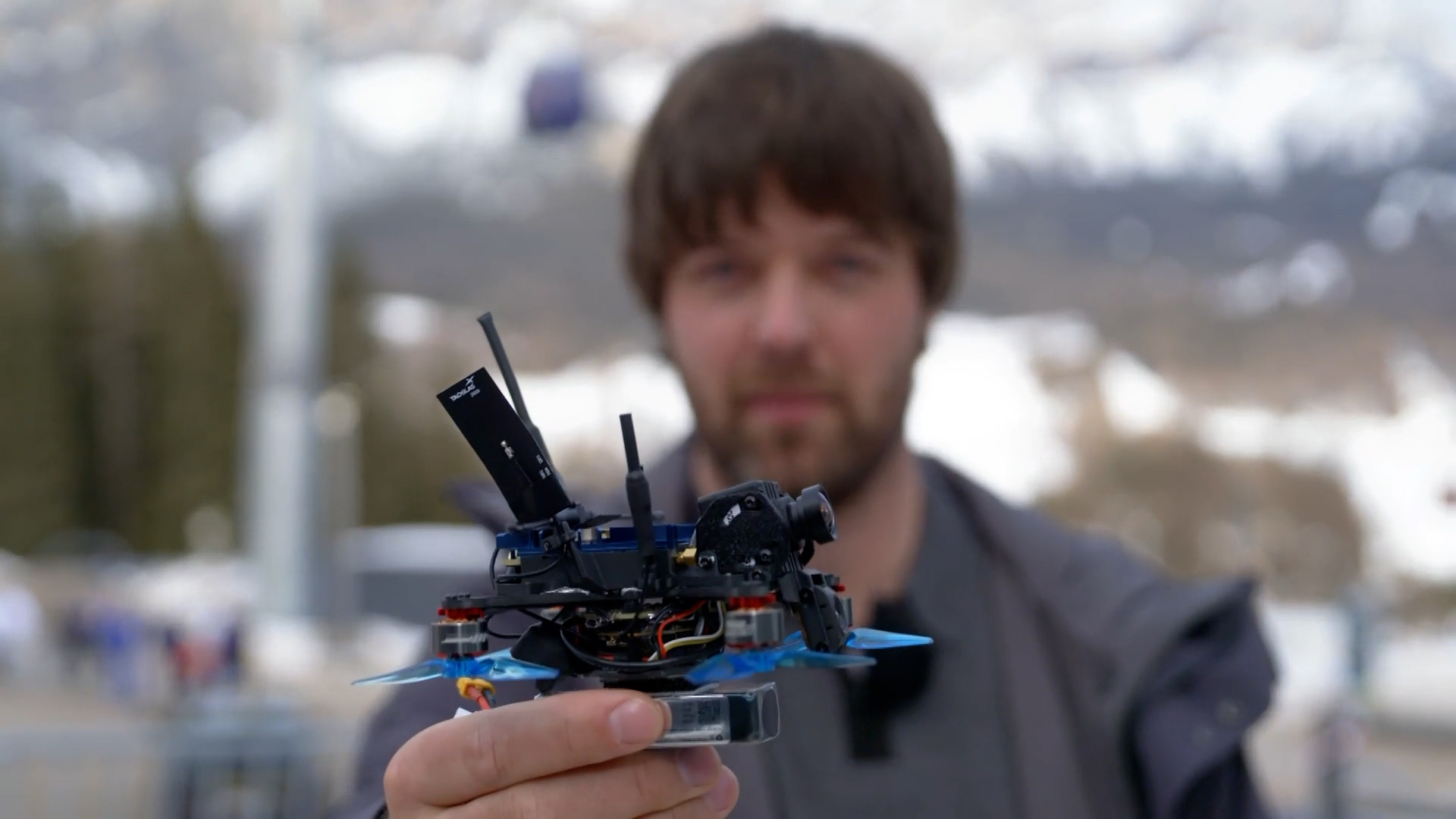 Dronepiloot Ralph vliegt met 80 kilometer per uur door de bobsleebaan