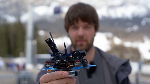 Dronepiloot Ralph vliegt met 80 kilometer per uur door de bobsleebaan