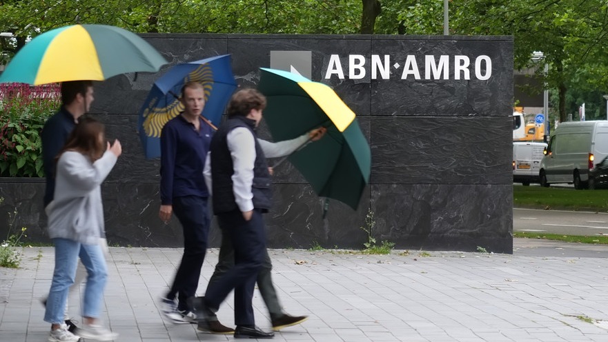 abnamro_HK_paraplu_storm2.jpg?itok=intiIiMy&width=1024&height=576&impolicy=semi_dynamic