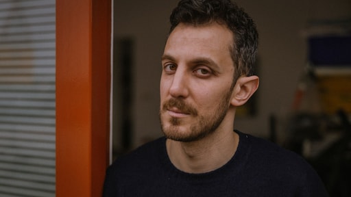 'Ik stond in een huis waar een man 3,5 jaar dood had gelegen': Tuğrul wil eenzaamheid tegengaan