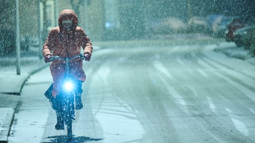 Kans op gladheid, sneeuw en regen, code geel in vijf provincies tot morgenmiddag