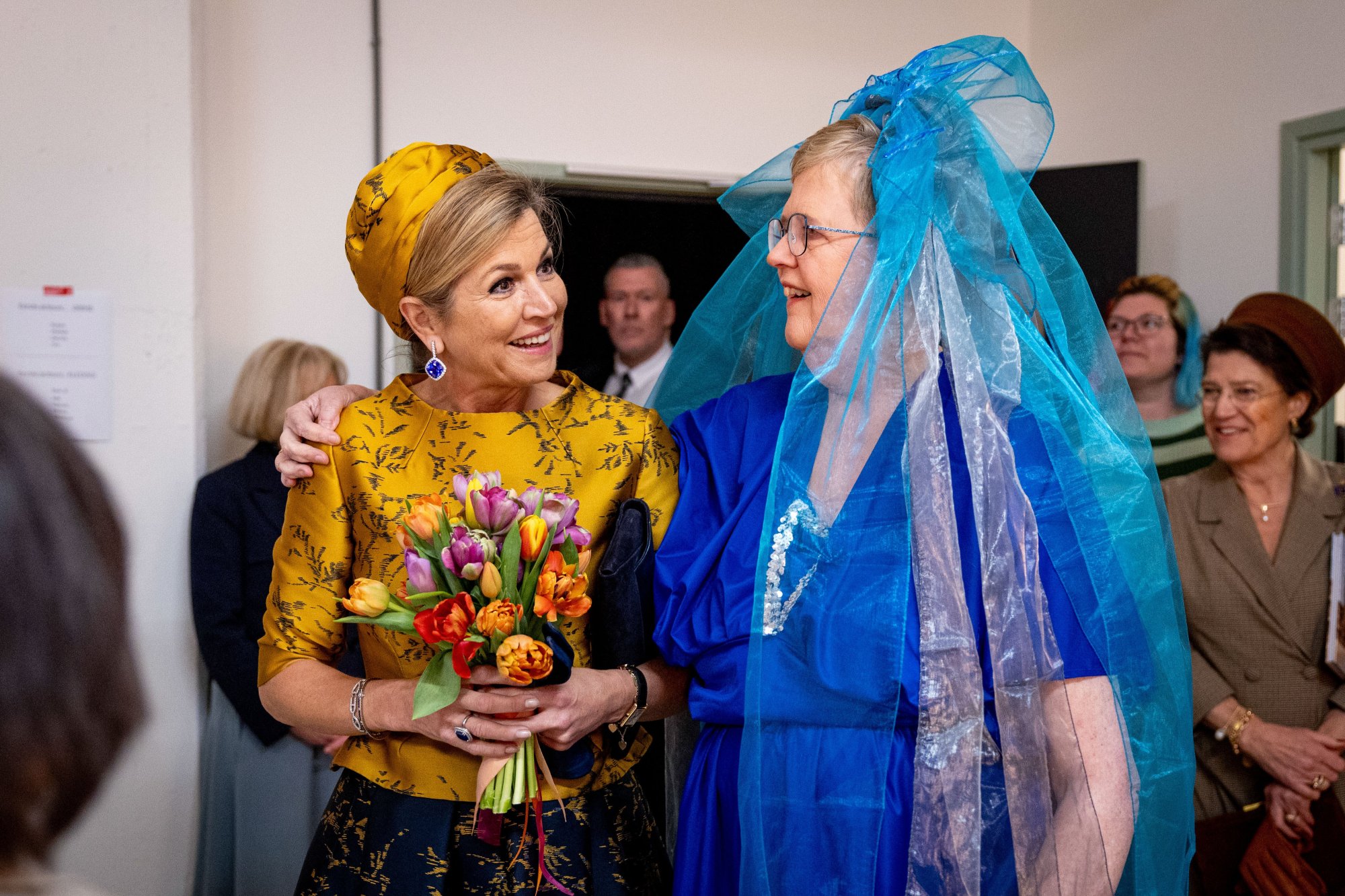 Koningin Máxima krijgt onverwacht tikkie voor zelfgebreide sjaal