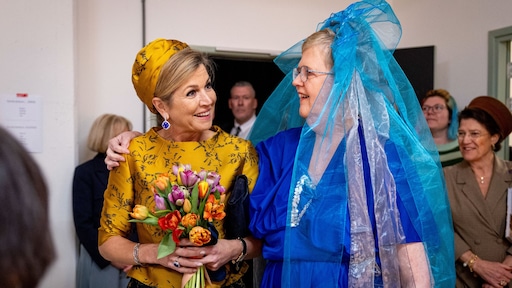 Koningin Máxima krijgt onverwacht tikkie voor zelfgebreide sjaal