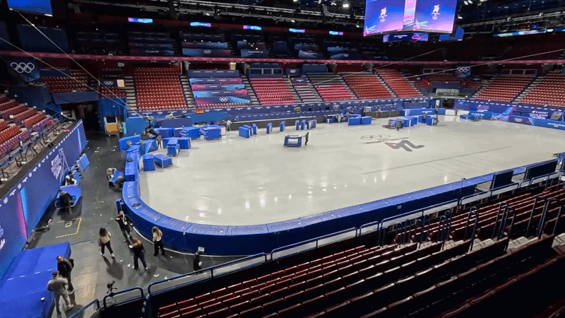 Militaire operatie: zo verandert de shorttrackbaan in een kunstschaatsvloer