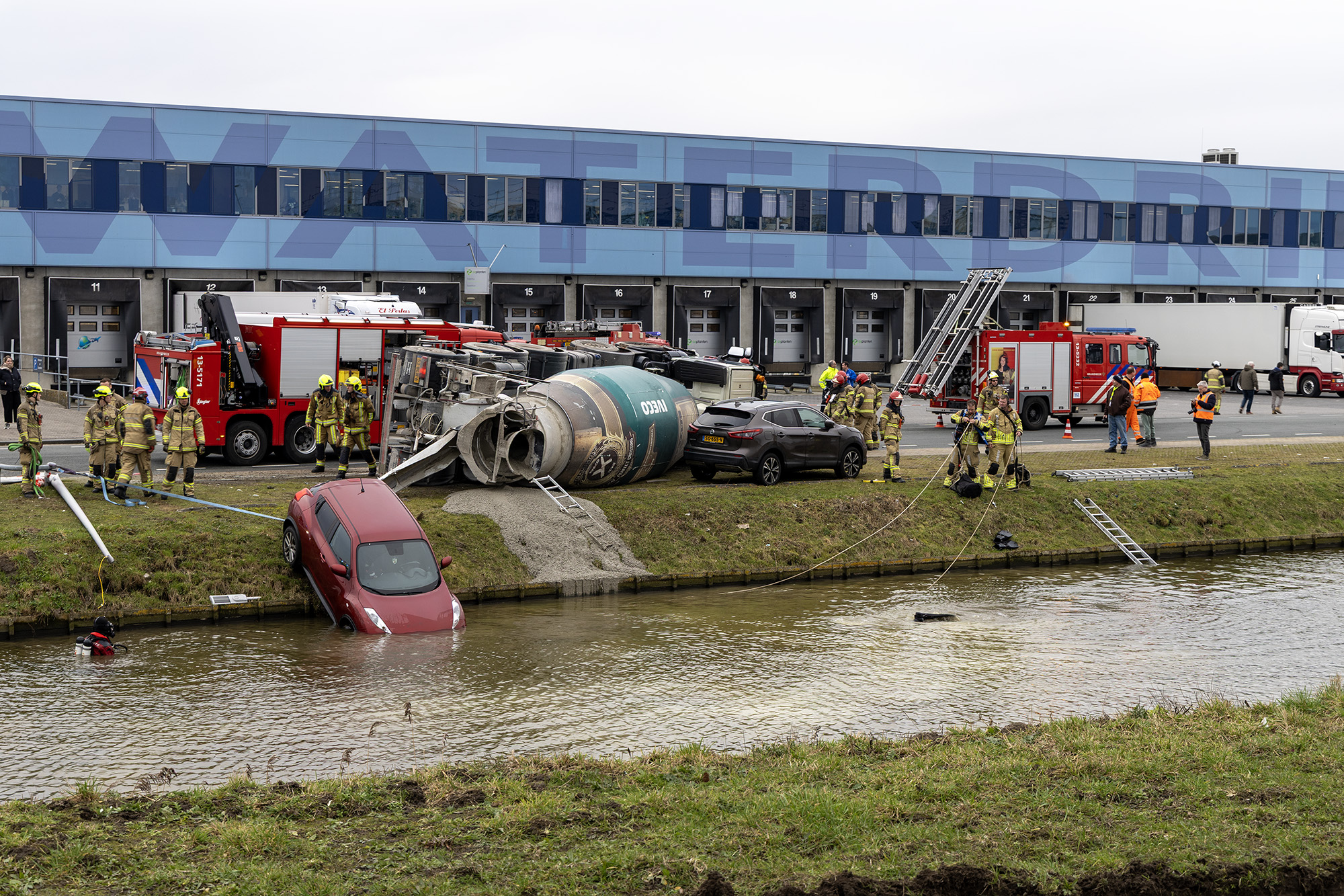 Chauffeur cementwagen die auto in sloot duwt test positief op verdovende middelen