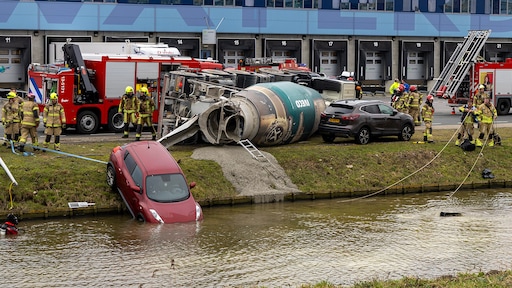 Chauffeur cementwagen die auto in sloot duwt test positief op verdovende middelen