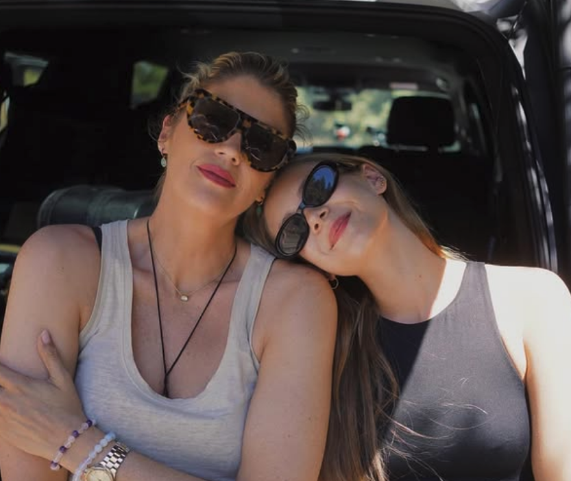 Kelly Pfaff en Shania Gooris lanceren podcast over hun leven en hechte band