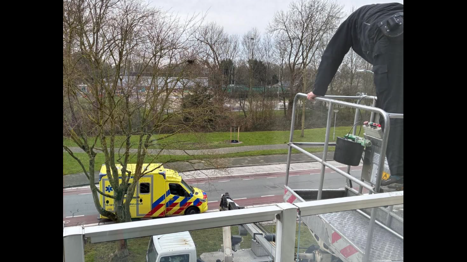 Glazenwasser Peter ziet gewonde vrouw in woning liggen en schiet te hulp