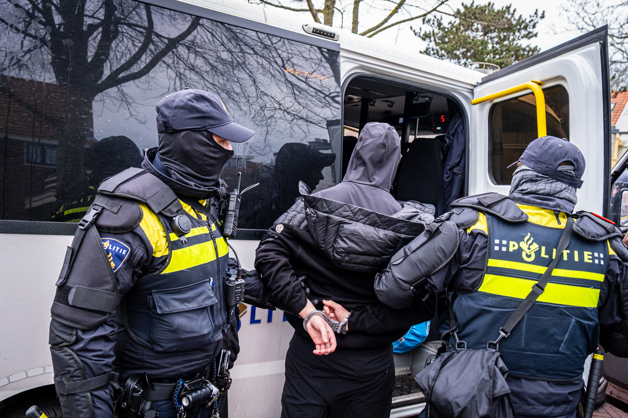 Acht aanhoudingen bij demonstratie in Den Haag tegen asielzoekers