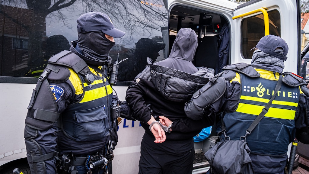 Acht aanhoudingen bij demonstratie in Den Haag tegen asielzoekers