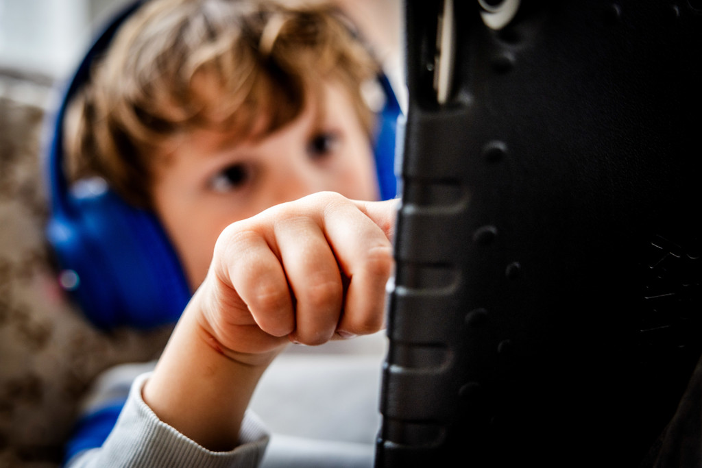 Giftige stoffen in koptelefoons en oordopjes, winkels halen producten uit handel