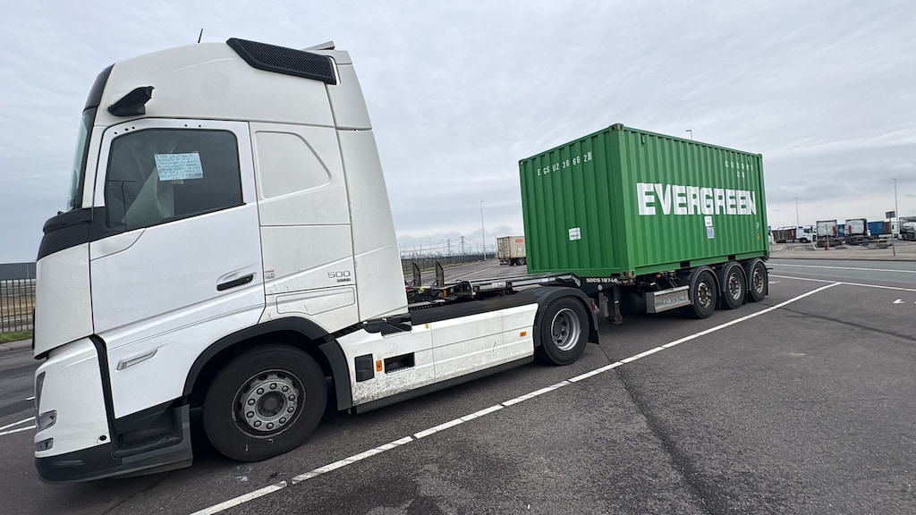 Abdusattor heeft op zijn truck geplakt dat hij retentierecht uitvoert.