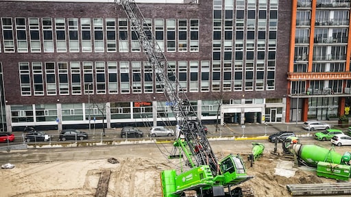 Bouwkraan van 40 meter hoog valt op Rotterdams kantoorpand