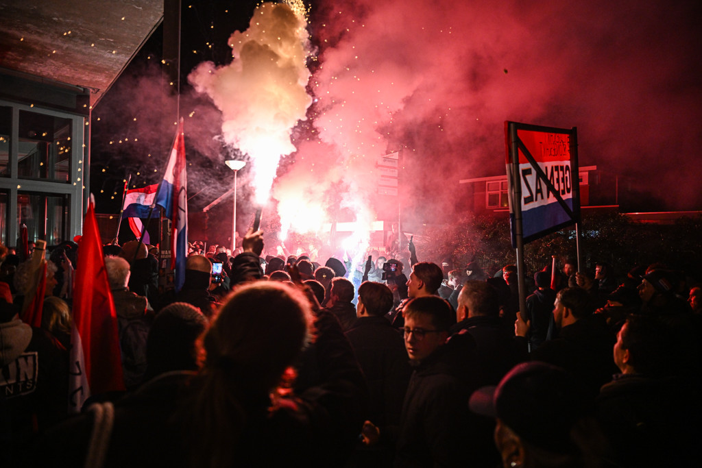 Demonstranten gooien stenen en glas naar ME bij protest tegen azc Bleskensgraaf