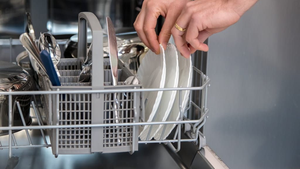 Waarom een propje aluminiumfolie in de vaatwasser een goed idee is