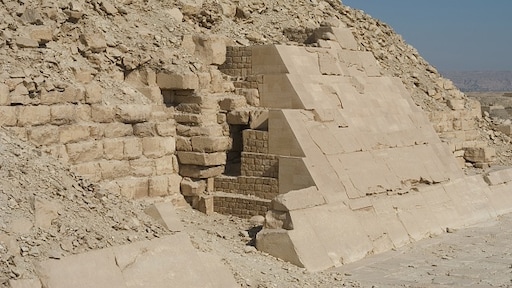 Egyptische reisgids opgepakt voor tekenen op oude piramide