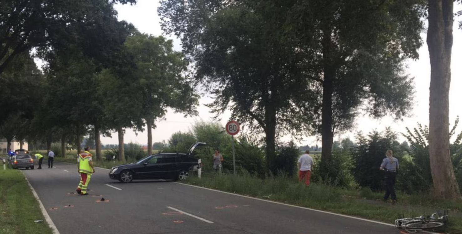 Een foto van het auto-ongeluk waarbij Dean gewond raakte.