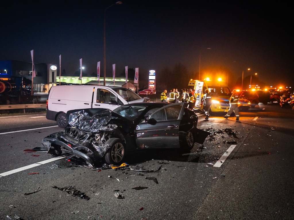 Zwaargewonde bij kettingbotsing met vijf auto's op A12 bij Babberich