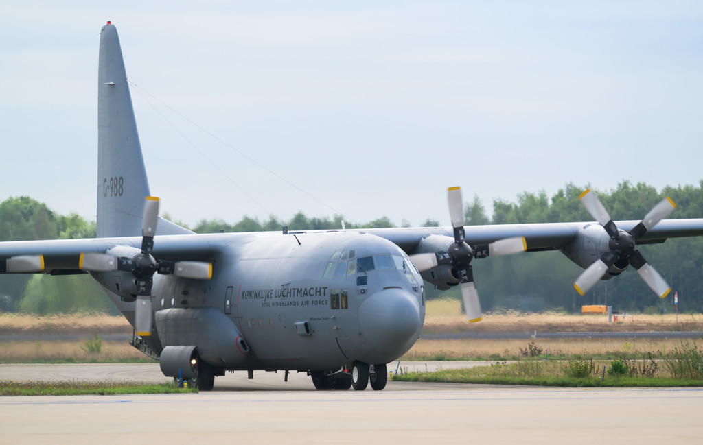 Nog duizenden Nederlanders in Golfregio, minister vraagt hulp Defensie