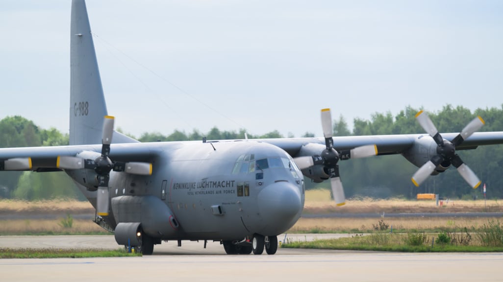 Nog duizenden Nederlanders in Golfregio, minister vraagt hulp Defensie