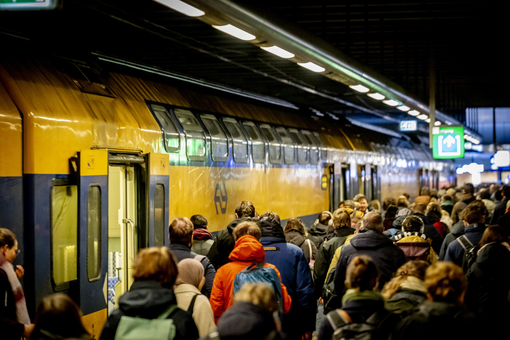 Minder volle treinen in de spits door ze korter te maken? Wel volgens NS