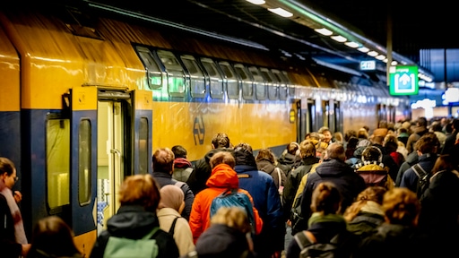 Minder volle treinen in de spits door ze korter te maken? Wel volgens NS