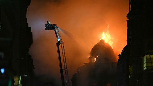 Enorme brand vlak bij treinstation Glasgow, station voorlopig dicht