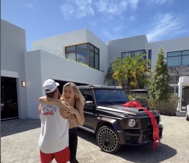 Jake Paul geeft Jutta Leerdam bronzen auto cadeau