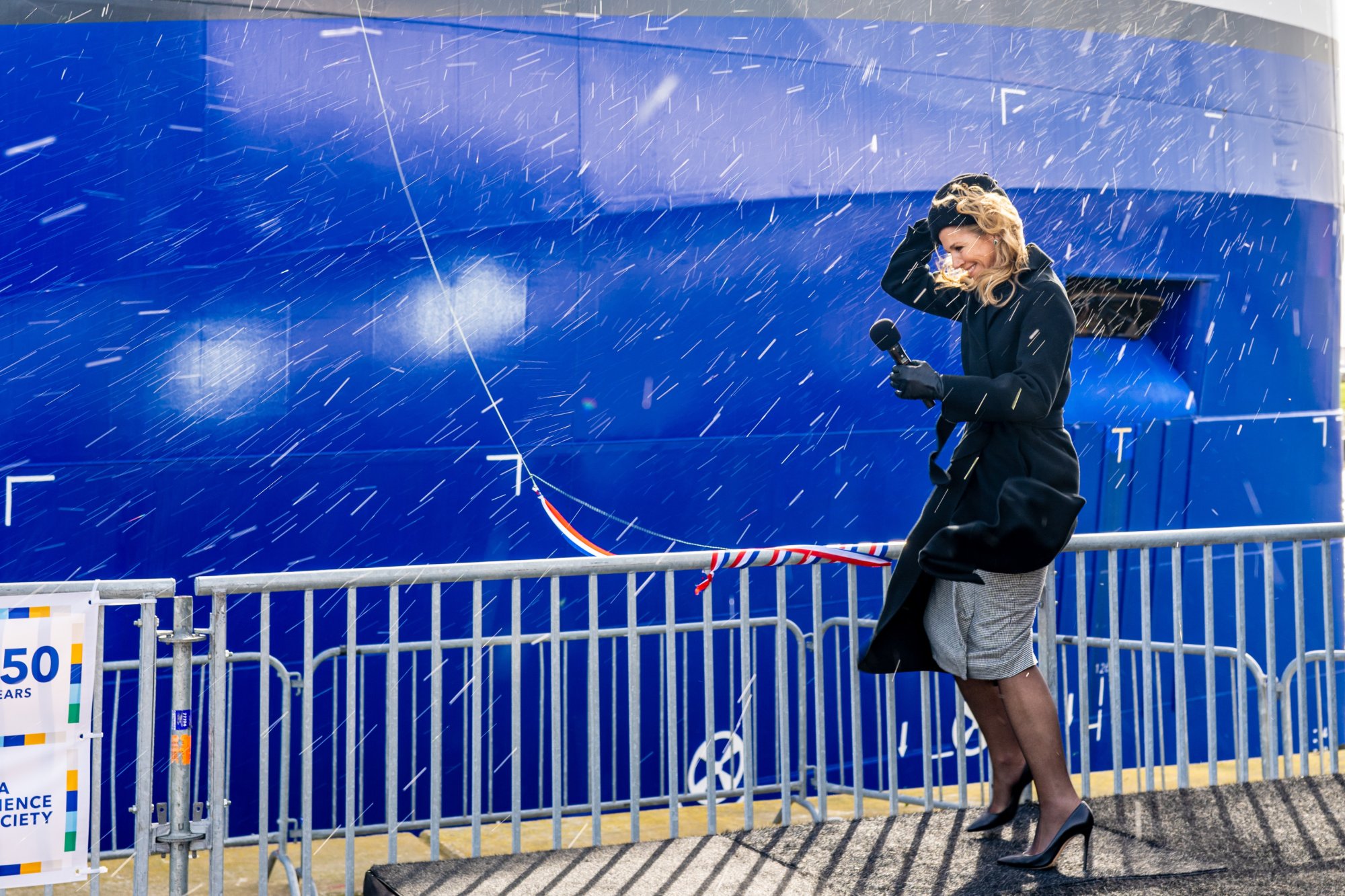 Koningin Máxima overvallen door champagnedouche op Texel