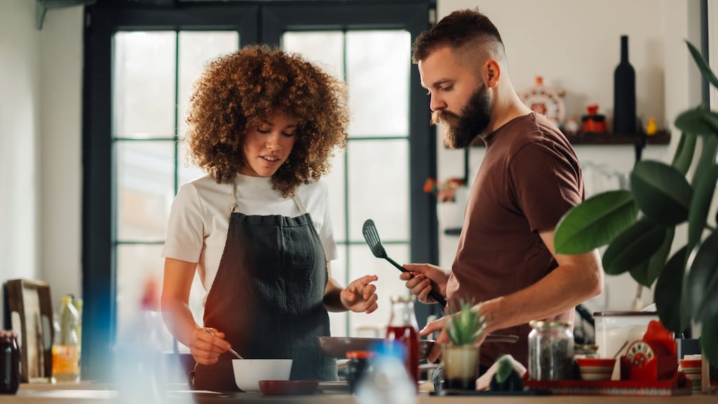 Waarom samen koken bij koppels zo vaak eindigt in ruzie
