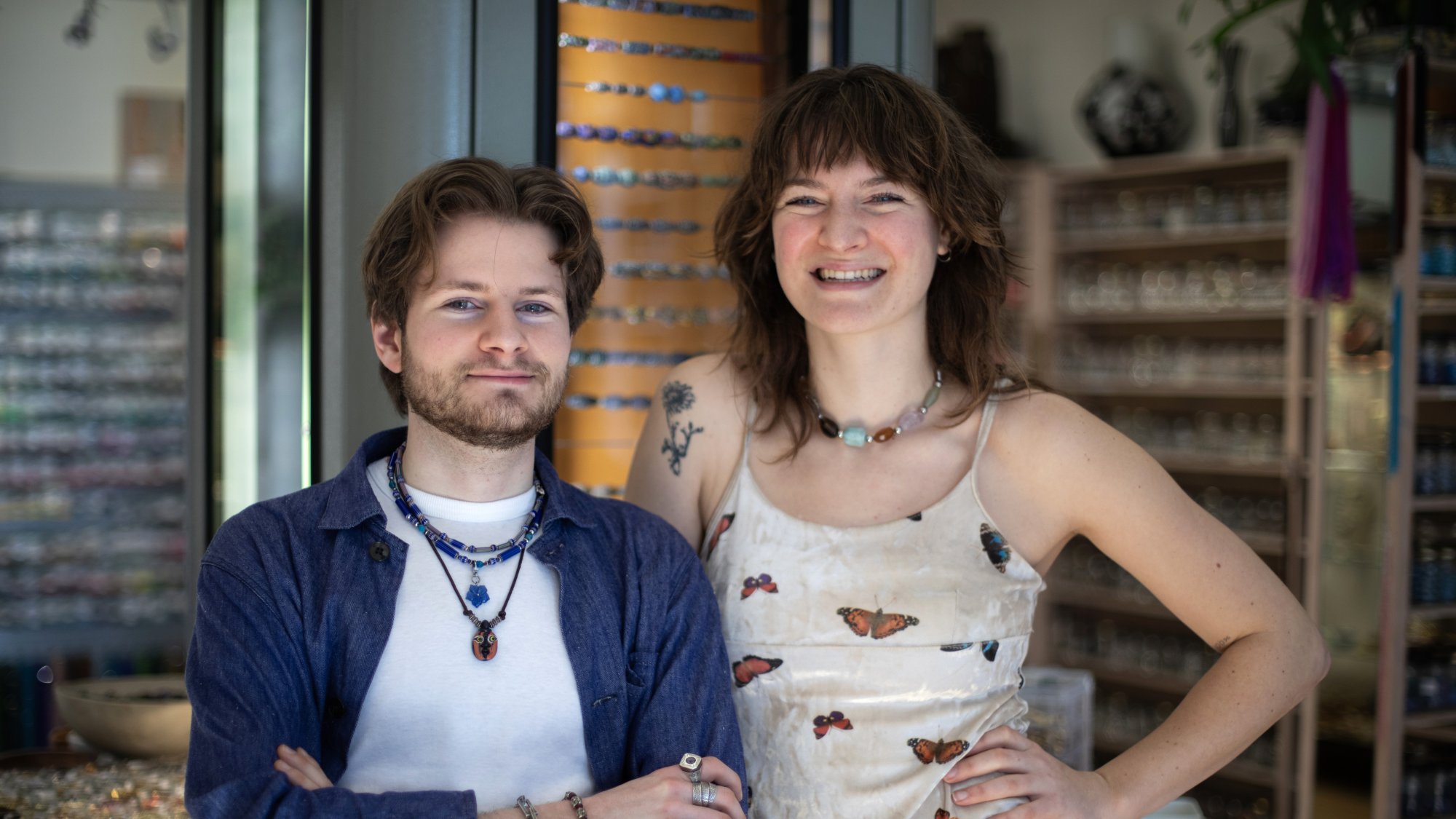 'We voelen dat we haar trots maken': David en Isis runnen hun moeders kralenwinkel