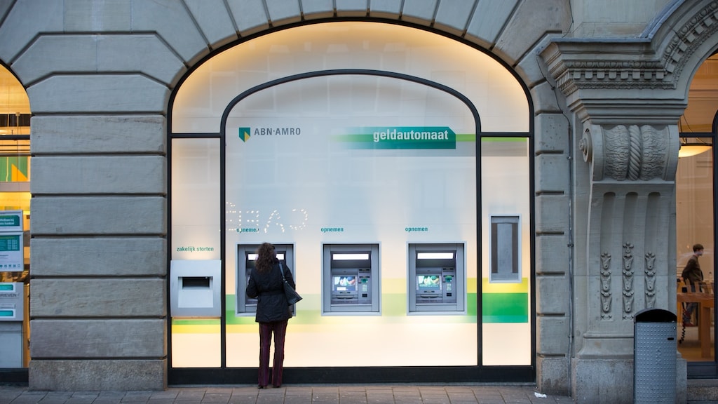 Image for the article: OM: oplichter opende bankrekeningen met deepfakes en gestolen paspoorten