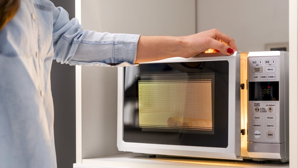 Twijfels over magnetron onterecht: 'Vaak de gezondste optie in de keuken'