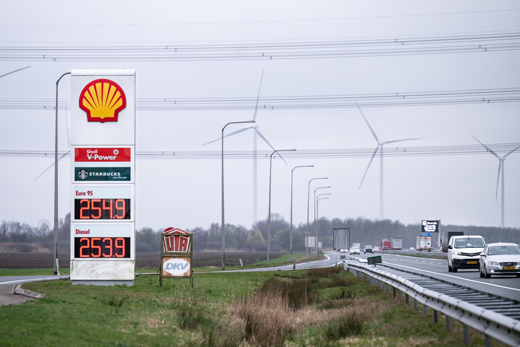 Nederlander laat auto vaker staan om dure benzine