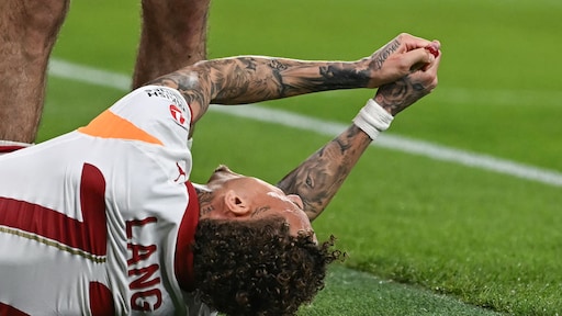 Noa Lang mag blij zijn dat z'n duim er niet helemaal af lag